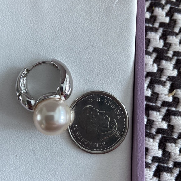 Huggies earrings with pearl in stainless steel - Picture 3 of 3
